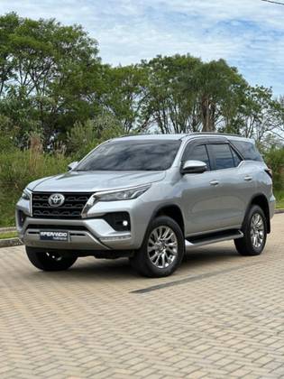 TOYOTA HILUX SW4 2.8 D-4D TURBO DIESEL SRX 4X4 AUTOMÁTICO